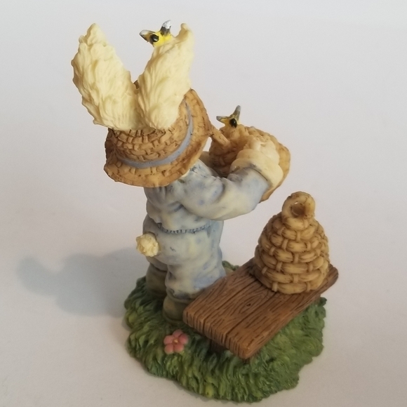 New In Box Cottontail Knoll Collectable Bunny Hand Painted Easter Beekeeper - Picture 2 of 4